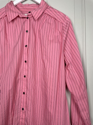 Part Two str. 40 <br/> lyserød stribet skjorte