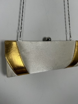 Selskabstaske str. Onesize <br/> selvskabstaske med guld detaljer pg sølv kæde
