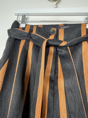 Soaked str. L <br/> sorte bukser med rust farvet striber