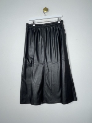 Sofie Schnoor str. M <br/> sort lang imiteret læder nederdel