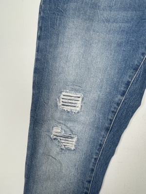 IVY str. 27 <br/> jeans med huller på knæene