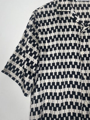 Zara str. 36 <br/> hvid og sort mønstret kortærmet skjorte