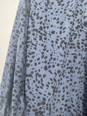 Co couture str. M <br/> langærmet blå kjole med print