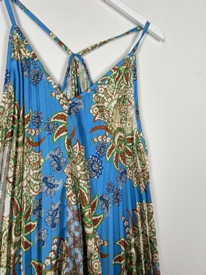 Saxx str. L <br/> lang turkis blå kjole med mønster
