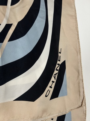 Chanel <br/> mønstret silke tørklæde