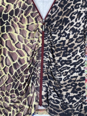 Eva & Claudi str. M <br/> mønstret bluse med lynlås