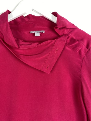 COS str. 44 <br/> mørk pink bluse med knapdetalje ved hals