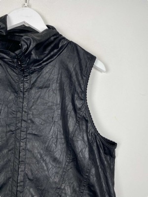 By Uldahl str. 44 <br/> sort vest