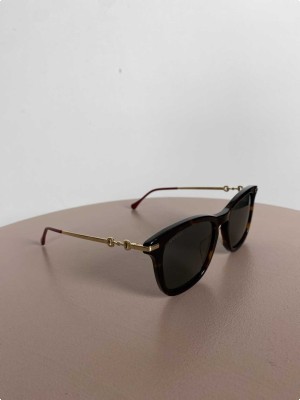 Gucci <br/> sort solbrille med gulddetaljer