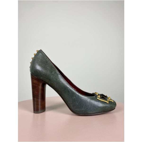 Marc Jacobs str. 39<br/> mørke pumps med nitter og sten