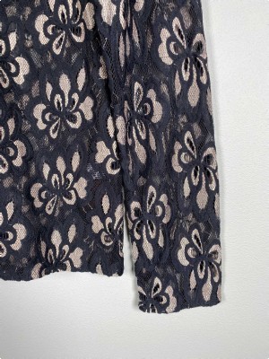 Vero Moda str. L <br/> sort blondebluse med blomster