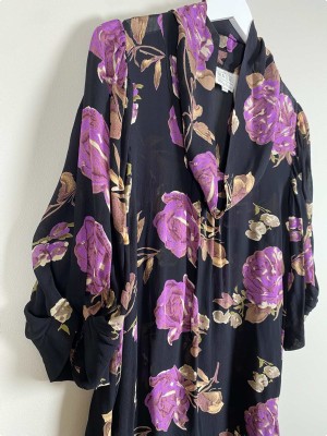 Masai str. XXL <br/> sort bluse med lilla blomster