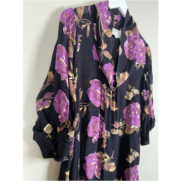 Masai str. XXL <br/> sort bluse med lilla blomster - Image 2