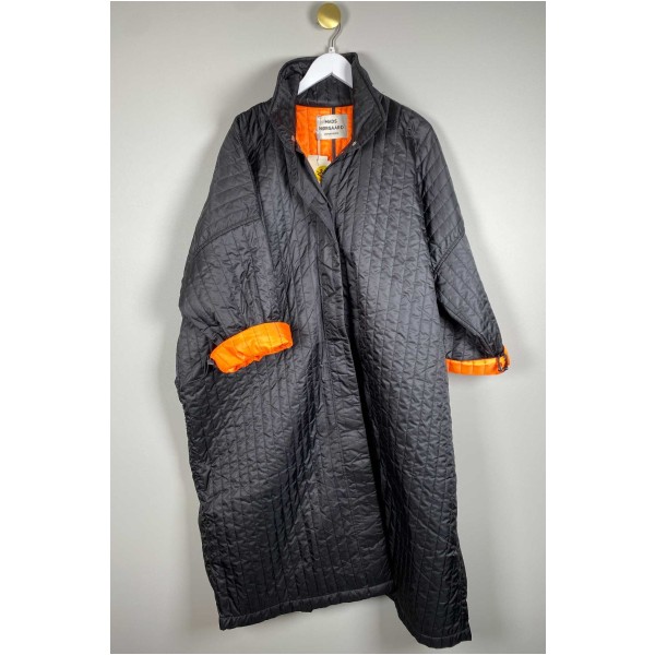 Mads Nørgaard str. M <br/> sort oversized jakke med orange foer