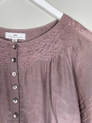 Day Birger et Mikkelsen str. 36 <br/> syren bluse med broderi