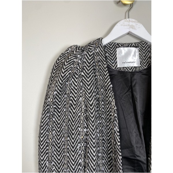 Co' Couture str. S <br/> sort og hvid cardigan med puff skuldre - Image 2