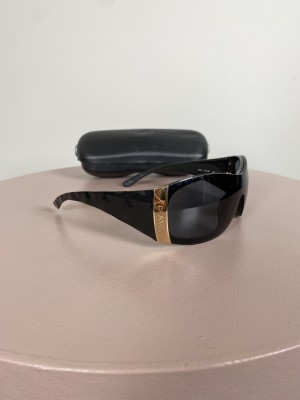 Chanel <br/> sort solbrille med guldlogo på siderne