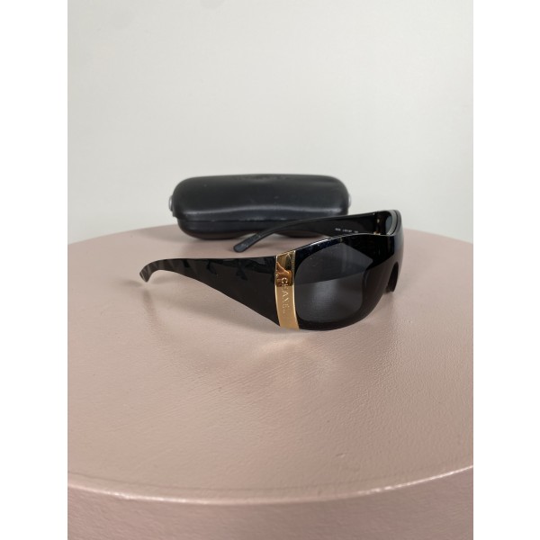 Chanel <br/> sort solbrille med guldlogo på siderne - Image 2