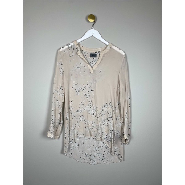 Sand str. 38 <br/> beige bluse med små blomster