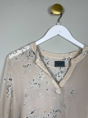 Sand str. 38 <br/> beige bluse med små blomster