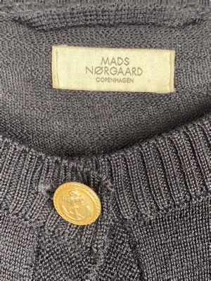 Mads Nørgaard Str. S <br/> Cardigan, sort med messing knapper.