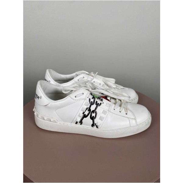 Valentino str. 38,5 <br/> hvide sneakers med hvide nitter