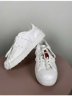 Valentino str. 38,5 <br/> hvide sneakers med hvide nitter