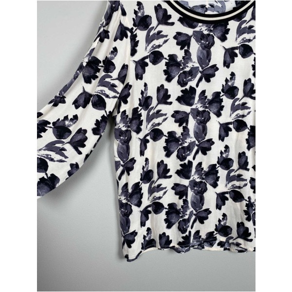 Inwear str. 40 <br/> hvid bluse med gråsorte blomster - Image 2