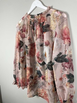 H&M STr. M <br/> Bluse med blomster, rosa.