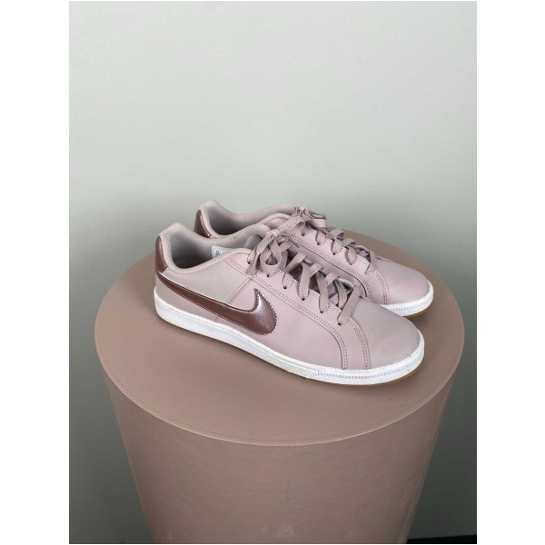 Nike str. 39 <br/> lyslilla sneakers