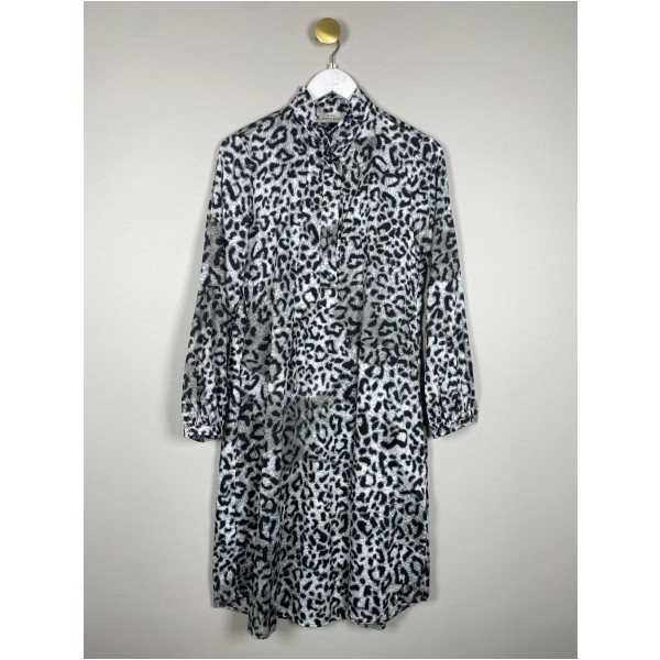 Max Volmáry Str. 36 <br/> Kjole i leopardprint.