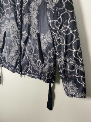 Day Birger et Mikkelsen str. 32 <br/> sort jakke med hvidt mønster, vendbar