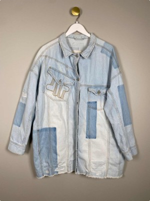 Munthe str. 44 <br/> lys denimjakke med tryk på lomme