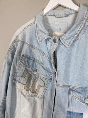 Munthe str. 44 <br/> lys denimjakke med tryk på lomme