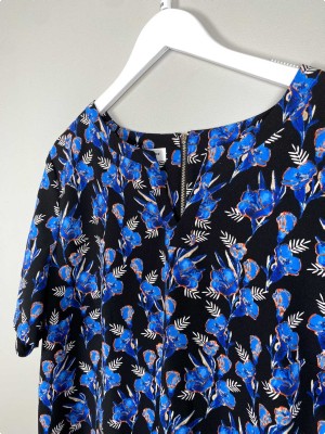 Gerry Weber str. 48 <br/> sort kjole med blå blomster