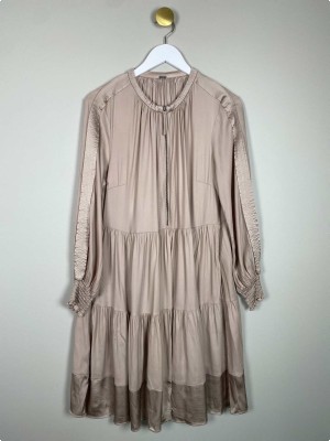 Gustav str. 40 <br/> beige kjole med smock i ærmer