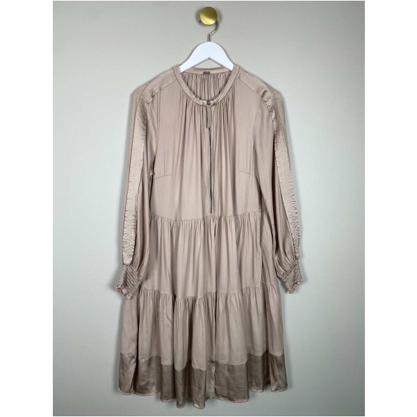 Gustav str. 40 <br/> beige kjole med smock i ærmer