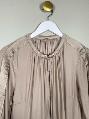 Gustav str. 40 <br/> beige kjole med smock i ærmer