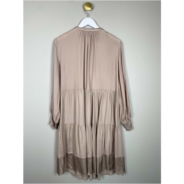 Gustav str. 40 <br/> beige kjole med smock i ærmer - Image 3