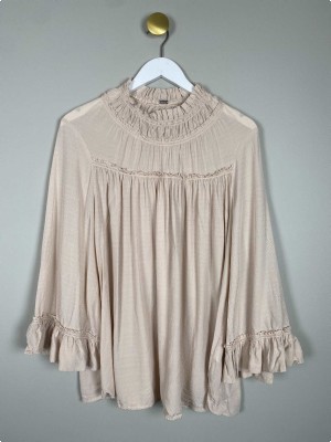 Gustav str. 40 <br/> beige bluse med flæser i ærmer