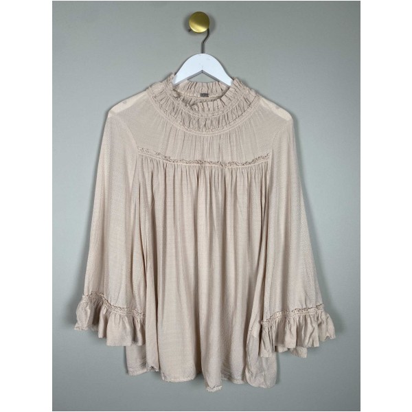 Gustav str. 40 <br/> beige bluse med flæser i ærmer
