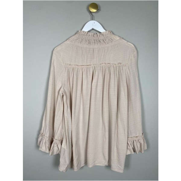 Gustav str. 40 <br/> beige bluse med flæser i ærmer - Image 3