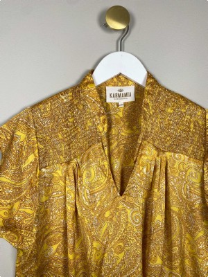 Karmamia str. L/XL <br/> gulmønstret satintop med smock på skulder