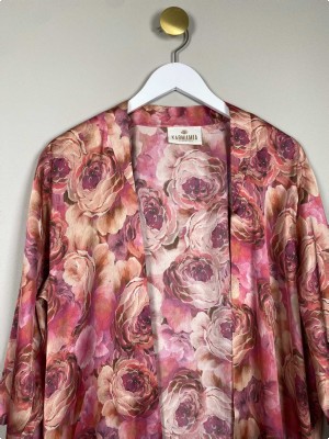 Karmamia onesize <br/> rødblomstret kimono i satin