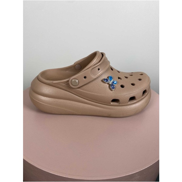 Crocs Str. 39 <br/> med sommerfugl, lys brun.