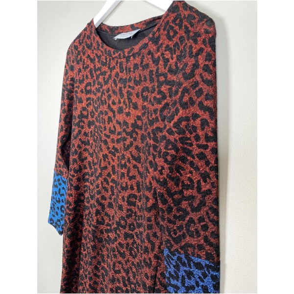 Mads Nørgaard str. L <br/> kjole i rød og blå leopard - Image 2