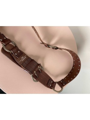 Max Mara Str. 110cm <br/> Bælte, brun med nitter.