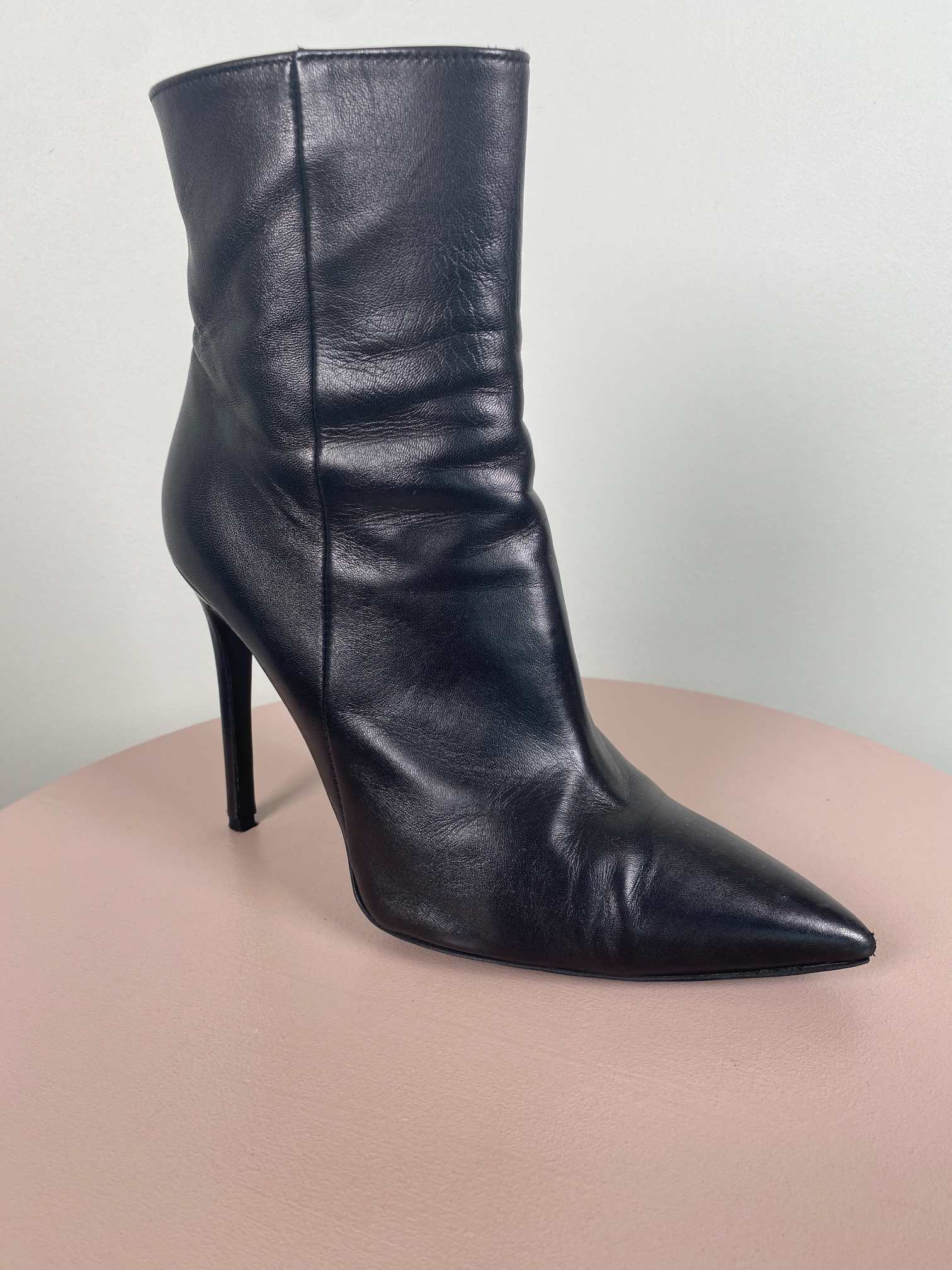 Poi Lei str. 39 <br/> sort støvle med hæl