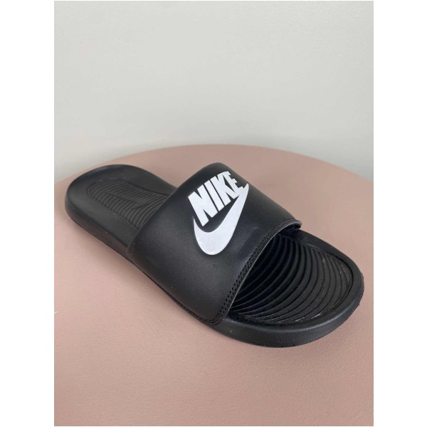 Nike Str. 40 <br/> Klipklappere, sort med logo.