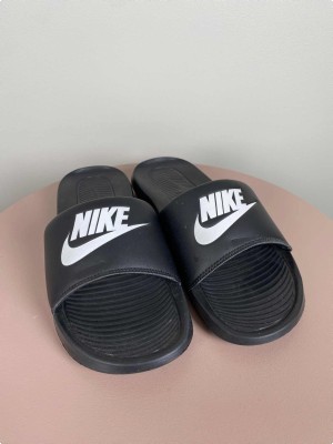 Nike Str. 40 <br/> Klipklappere, sort med logo.